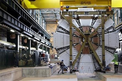Tái khởi động máy gia tốc hạt nhân lớn nhất thế giới