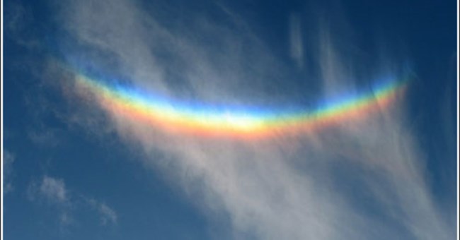 "Cầu vồng ngược" hiếm có trên bầu trời