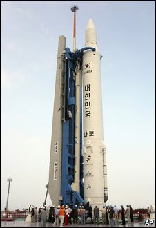 Hàn Quốc hoãn phóng tên lửa đẩy