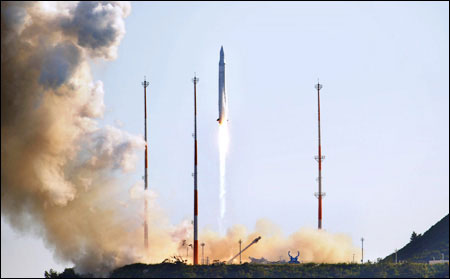 Hàn Quốc phóng tên lửa mang vệ tinh