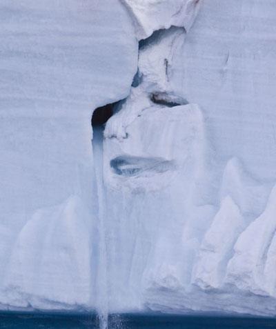 Khuôn mặt người khóc trên khối băng
