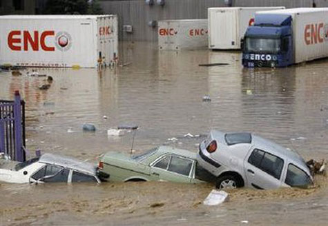 Ôtô "bơi" trong lũ dữ ở Thổ Nhĩ Kỳ
