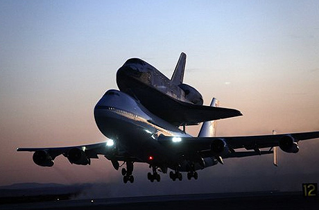 Boeing 747 cõng Discovery về Florida 
