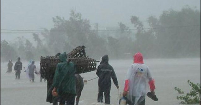 Miền Trung: Nhiều tàu thuyền gặp nạn, mắc kẹt trên biển