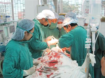Phẫu thuật cắt hai khối u khổng lồ trên mặt bệnh nhân