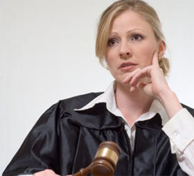 Nữ có tên nam dễ thành công trong nghề luật