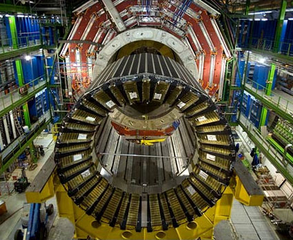 Va chạm proton đầu tiên trong máy gia tốc hạt lớn