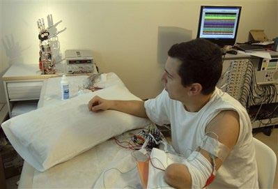 Điều khiển bàn tay máy bằng ý nghĩ