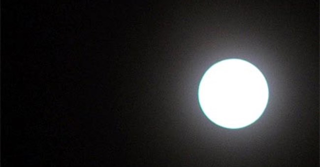 'Trăng xanh' qua ống kính độc giả