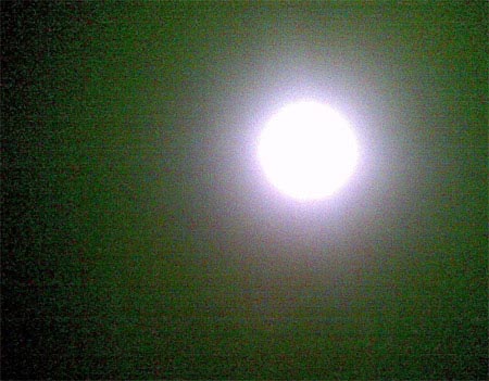 'Trăng xanh' qua ống kính độc giả