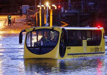 Bắt đầu thử nghiệm xe bus chạy dưới nước
