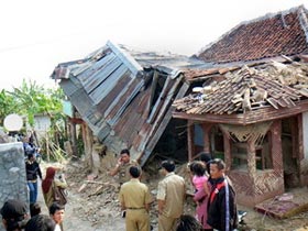 Động đất gần 7 độ richter rung chuyển Indonesia