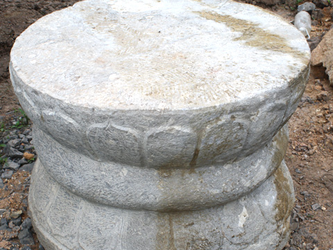 Ba khối đá hình trống đồng không thể hơn 1.000 năm tuổi