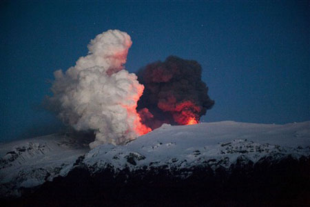 Núi lửa Iceland lại đe dọa hàng không châu Âu 
