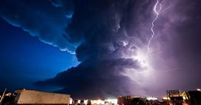 Cận cảnh những cơn bão 'gây sốc'