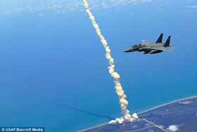 Chiến đấu cơ F-15 'hít khói' tàu Atlantis