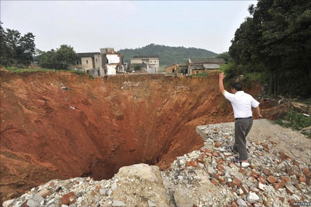 “Hố địa ngục” tấn công Trung Quốc
