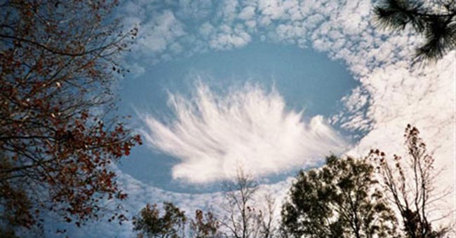 Lý giải những 'lỗ hổng' trên bầu trời