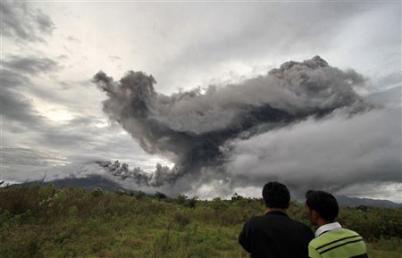 Núi lửa Indonesia phun trào 5.000 mét