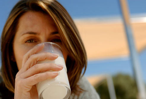 Uống sữa giữ eo