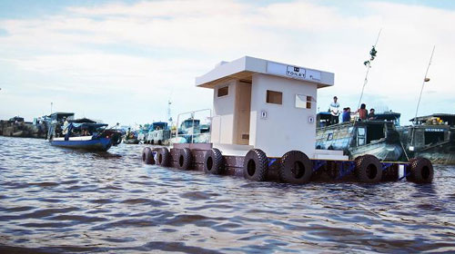 Nhà vệ sinh nổi trên sông
