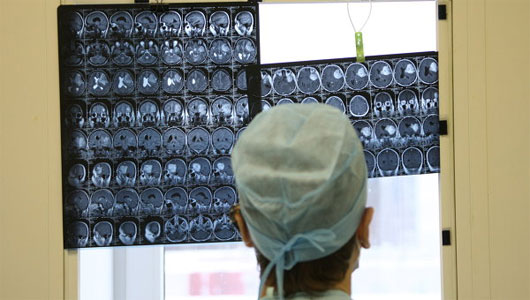 Bác sĩ Nga tặng em thơ những âm thanh cuộc sống