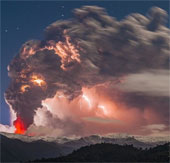 Cảnh tượng ngoạn mục "ngoài hành tinh" khi núi lửa phun trào