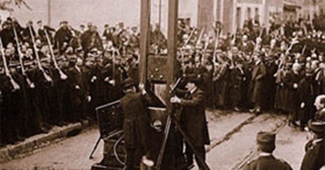 Con người tồn tại ra sao sau khi bị chặt đầu?