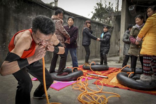 Thổi căng 4 săm ôtô bằng mũi