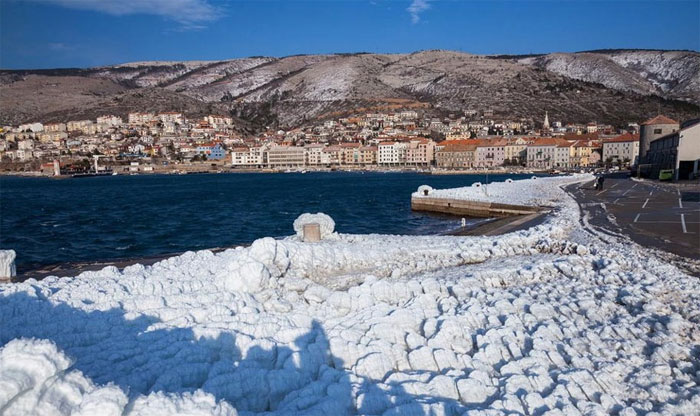 Sóng đóng băng ở Croatia