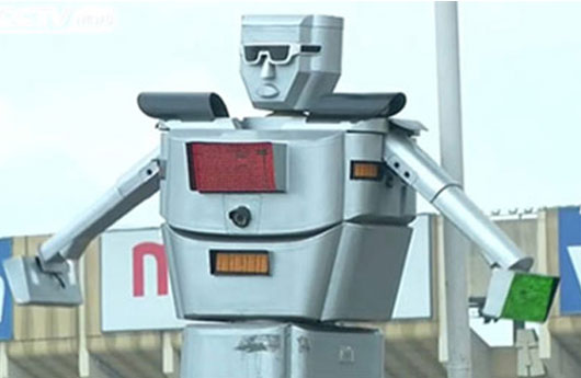Robot thay thế cảnh sát và đèn giao thông