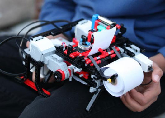 Học sinh 12 tuổi chế tạo máy in chữ nổi từ Lego