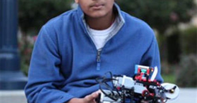 Học sinh 12 tuổi chế tạo máy in chữ nổi từ Lego