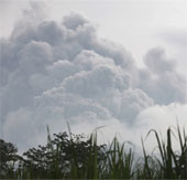 Indonesia: Núi lửa phun trào như hàng nghìn quả bom phát nổ