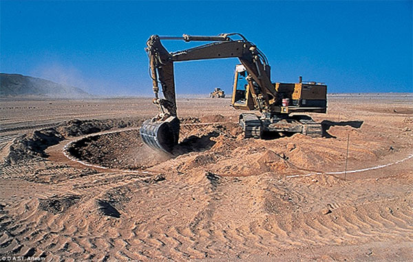 Giải mã dấu hiệu bí ẩn trên sa mạc Ai Cập