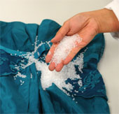 Video: Máy giặt dùng hạt polymer làm sạch quần áo