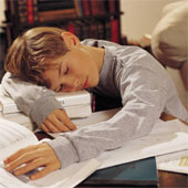 Ép trẻ làm quá nhiều bài tập về nhà: Lợi bất cập hại