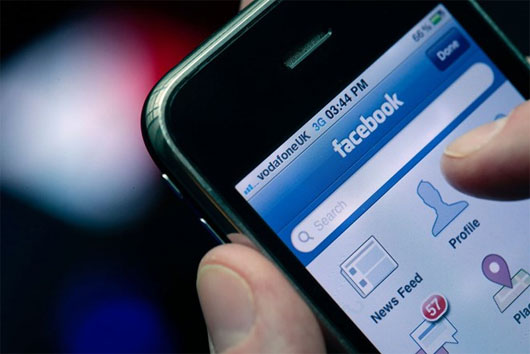 Cảm xúc tích cực dễ lây qua Facebook hơn tiêu cực