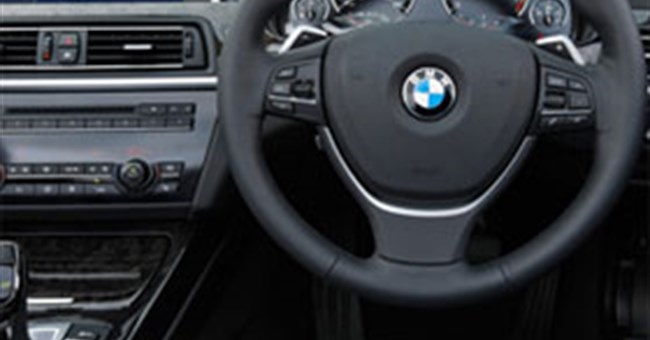 Vì sao Anh và nhiều quốc gia khác trên thế giới lại lái xe bên trái?