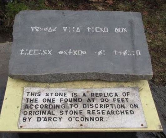 One of the greatest discoveries in this cave is a collection of engravings on stone located about 27 meters underground.