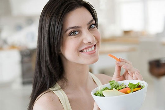 8 điều tuyệt đối không nên làm trong khi ăn