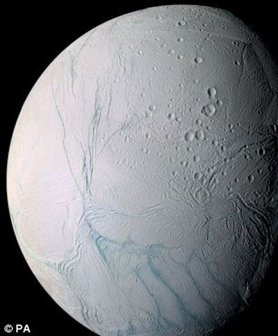 Phát hiện biển nước trên Mặt Trăng Enceladus của Sao Thổ