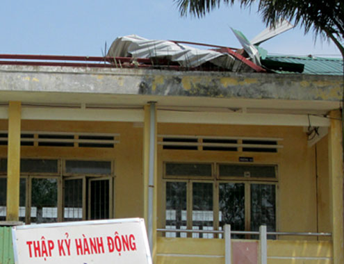 Lốc xoáy kèm mưa đá mạnh chưa từng có ở Quảng Ngãi