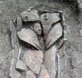 Quan tài 3300 năm tuổi chạm khắc mặt người