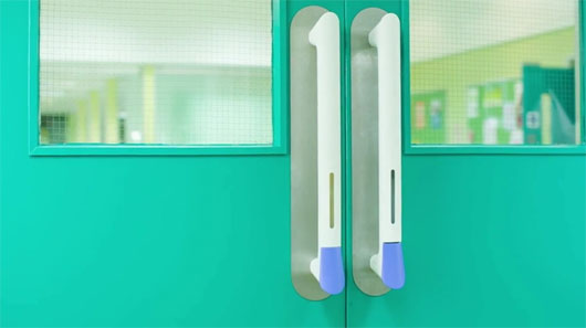 Anh sản xuất tay nắm cửa sát trùng giúp hạn chế ô nhiễm