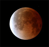 Hình ảnh mặt trăng máu đổi màu