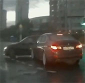 Video: Ô tô "ma" xuất hiện ngay giữa đại lộ đông đúc?