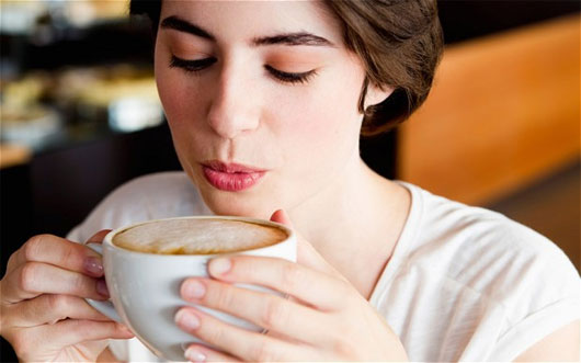Không nên uống cà phê nóng khi bạn đang đàm phán