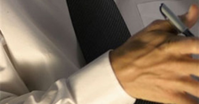 Tại sao áo sơ mi trắng sẽ trông giống màu cháo lòng?