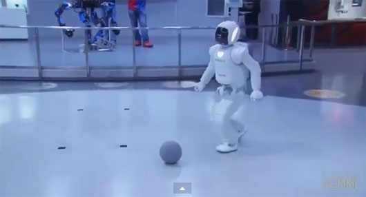 Video: Người máy ASIMO đá bóng với tổng thống Obama
